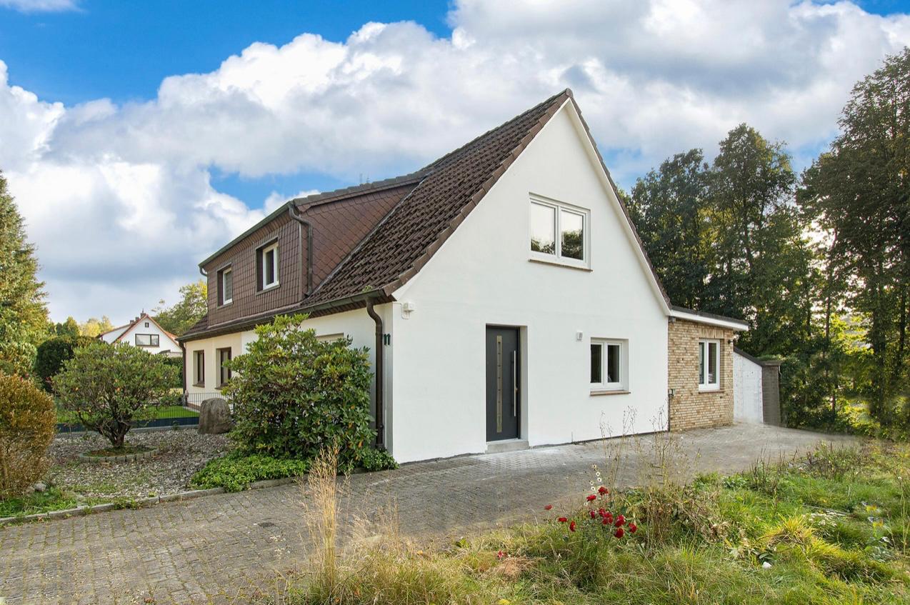 Modernes Einfamilienhaus mit neuen Fenstern
