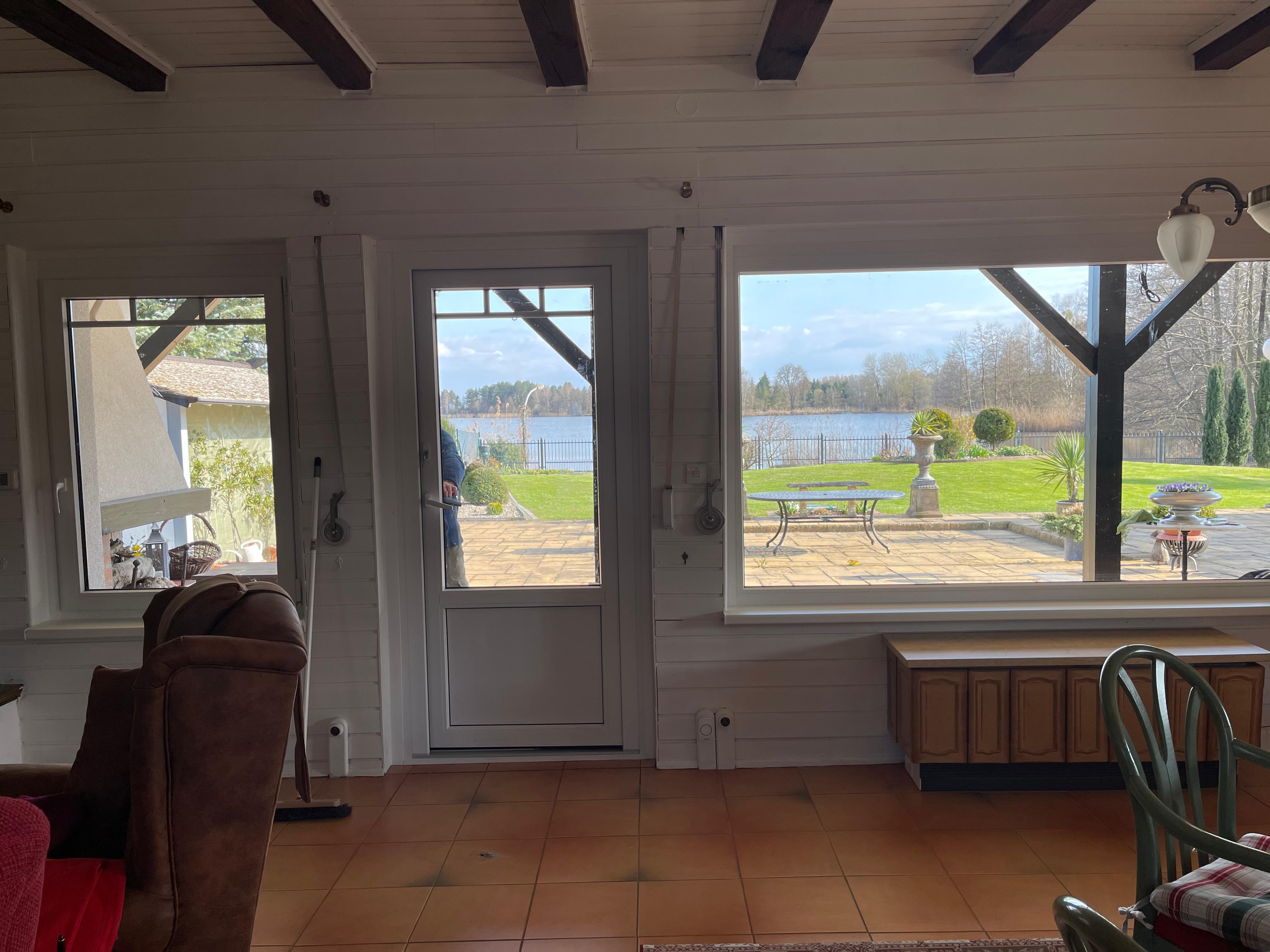 Luxusvilla mit Seeblick und großformatigen Fenstern